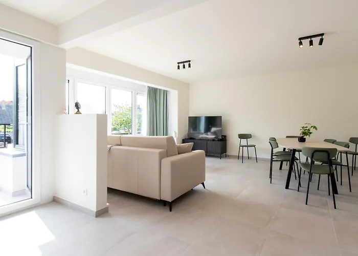 Trendy Seaside Apartment *