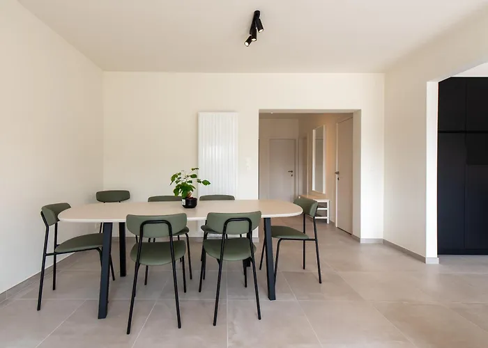 Trendy Seaside Apartment *