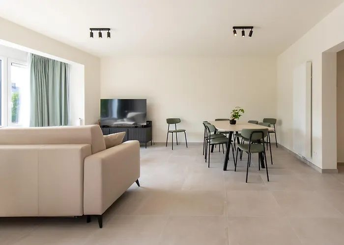 Trendy Seaside Apartment *