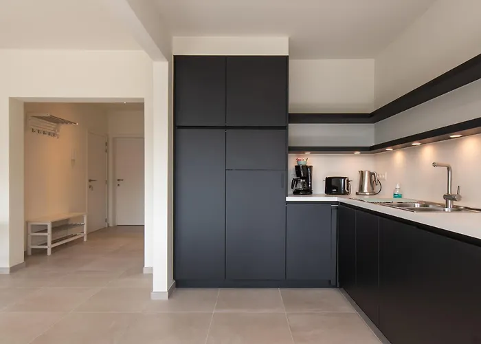 Trendy Seaside Apartment *